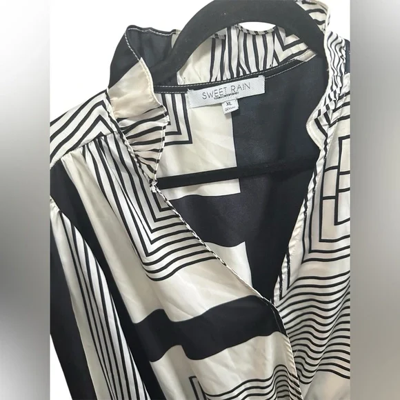 Sweet Rain Black and White Graphic Wrap Blouse - Picture 3 of 4